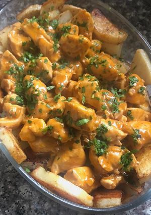 Una foto de Pollo al curry, con papas al horno!