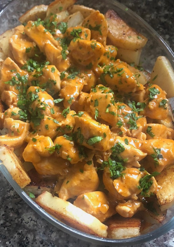 Una foto de Pollo al curry, con papas al horno!