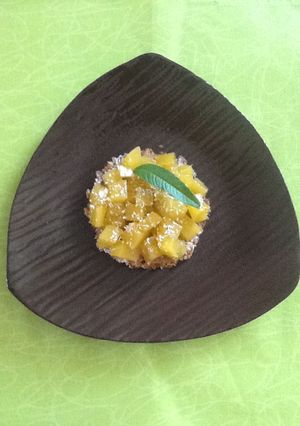 Une photo de Crumble inversé mangue coco