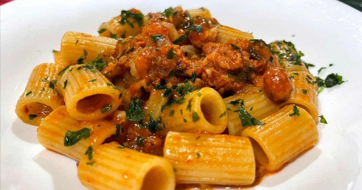 Ricetta Mezze Maniche Con Salsiccia E Passata Di Pomodoro di Fabio Del ...