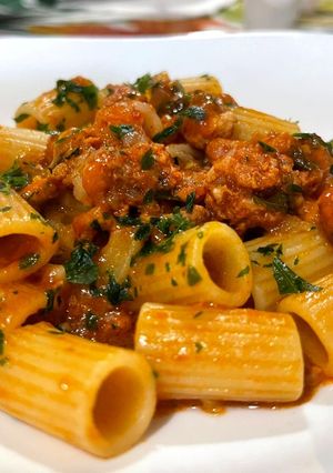 Foto di Mezze Maniche con Salsiccia e Passata di Pomodoro