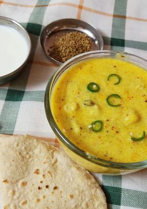 A picture of Dahi ka kela Curd with Raw banana.