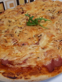 Una foto de Pizza de jamón york, 4quesos y cebolla caramelizada