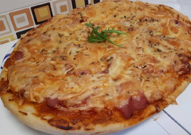 Pizza de jamón york, 4quesos y cebolla caramelizada