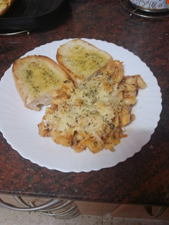 Una foto de Pasta gratinada al horno con pan de ajo a la plancha