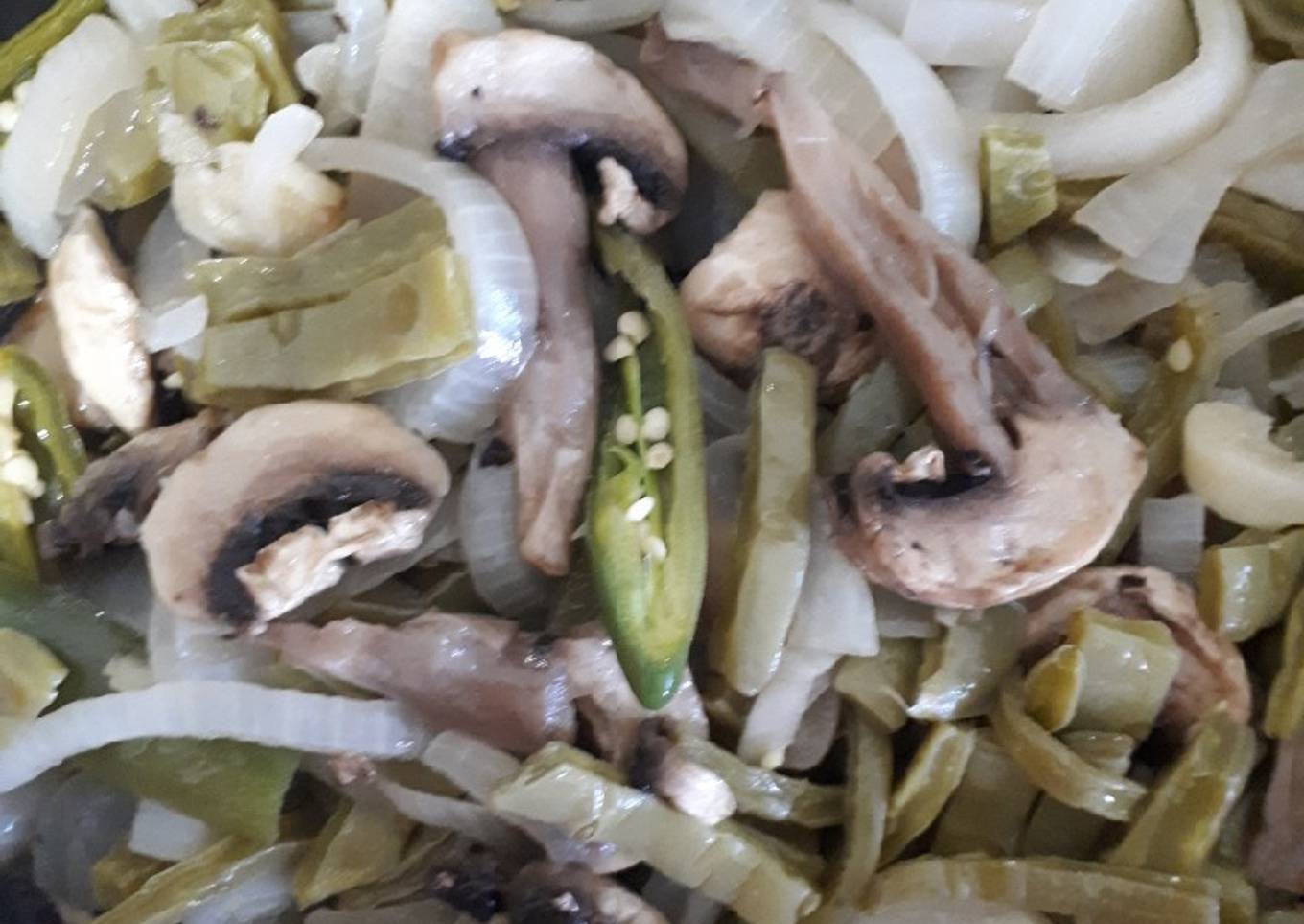 Nopales encebollados con champiñones