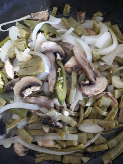 Una foto de Nopales encebollados con champiñones