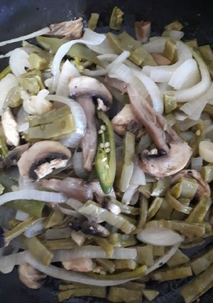Una foto de Nopales encebollados con champiñones
