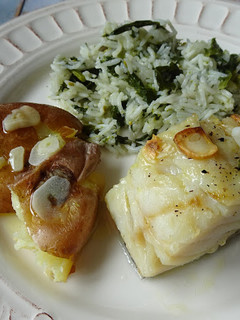 Foto de Bacalhau assado com Batatas a murro e Arroz de Grelos