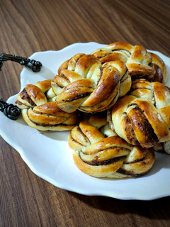 عکسی از دستور نان خرمایی به شکل گل (Date Bread)