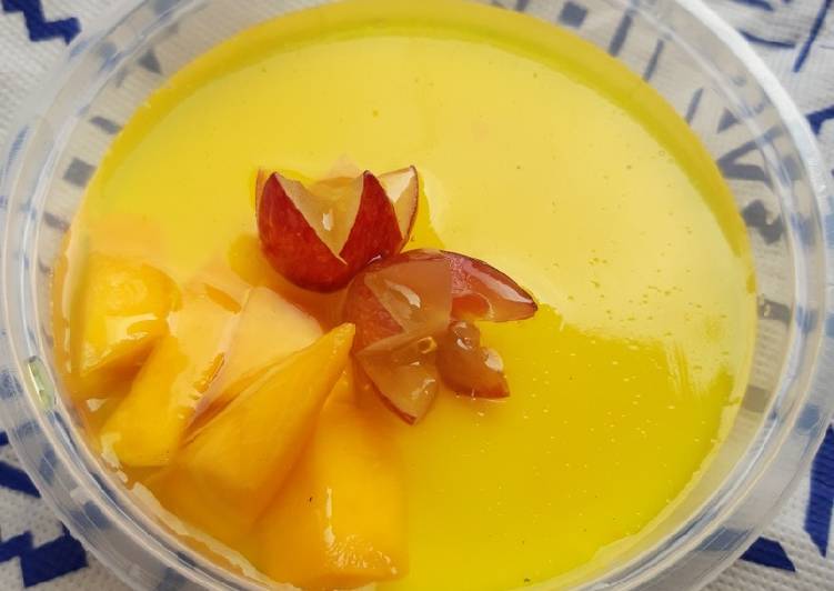 Pudding susu topping buah