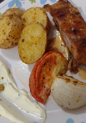 Una foto de Churrasco de cerdo con miel y mostaza y verduras al horno