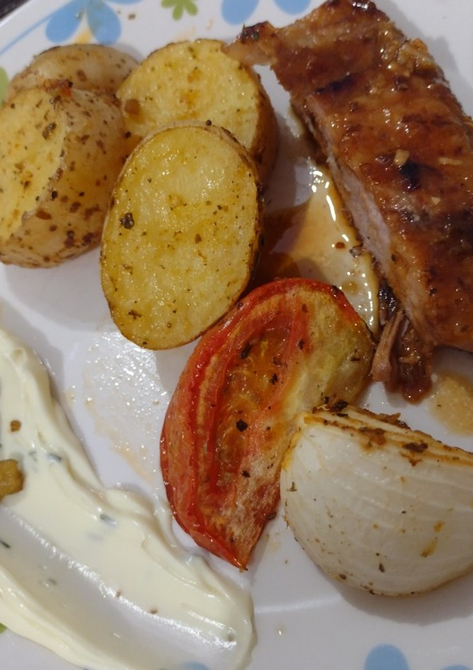 Una foto de Churrasco de cerdo con miel y mostaza y verduras al horno