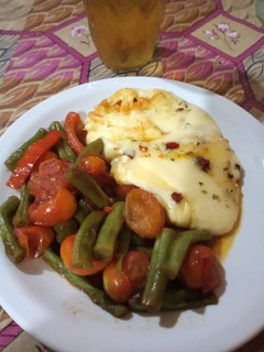 Una foto de Provoleta con vegetales salteados
