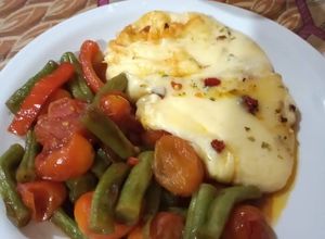Una foto de Provoleta con vegetales salteados