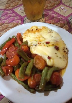 Una foto de Provoleta con vegetales salteados