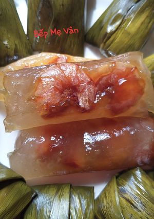 Hình của món Bánh bột lọc gói lá chuối nhân tôm.