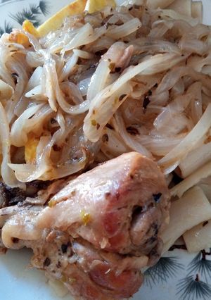 Una foto de Pollo con cebolla y limón