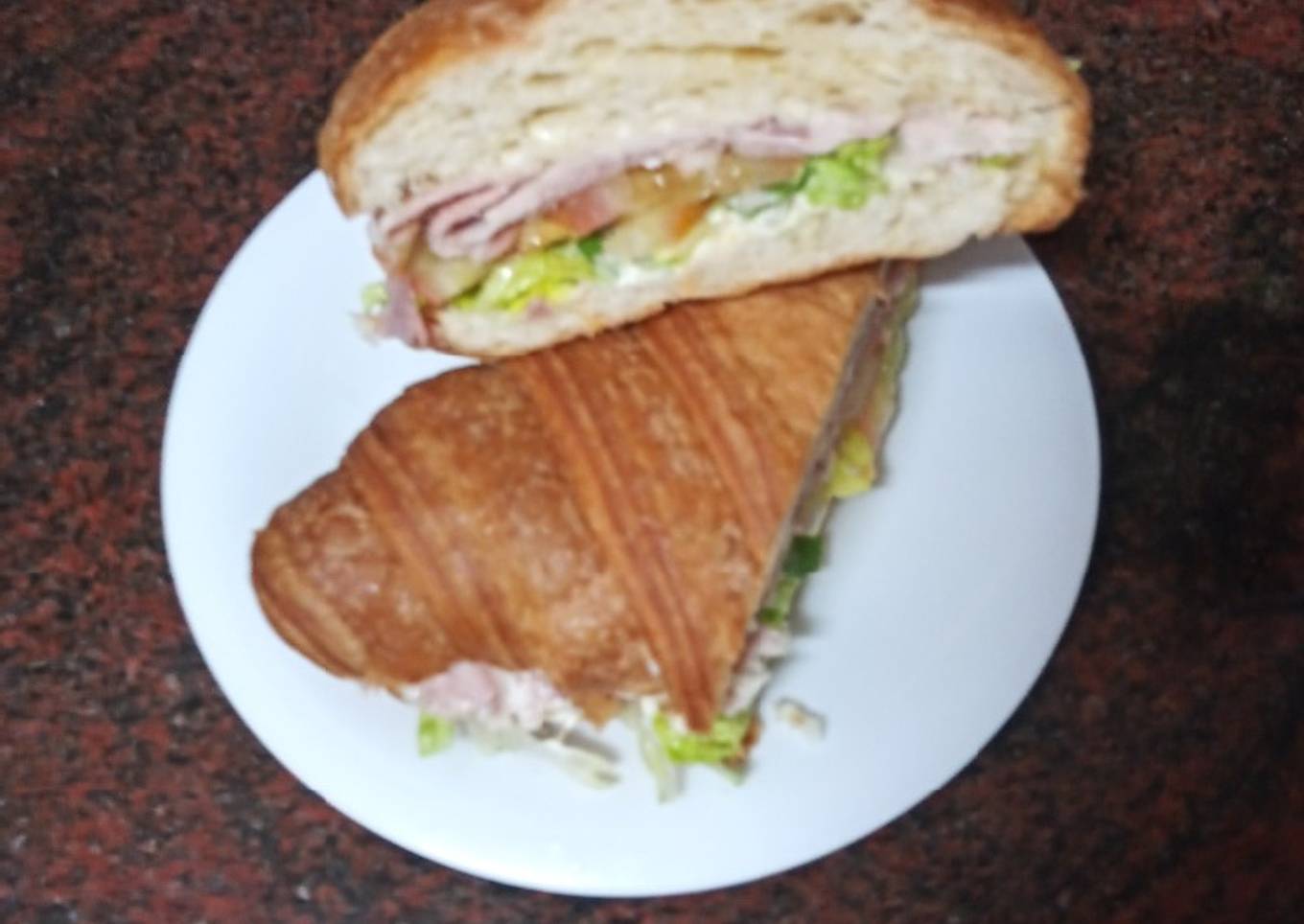 Croissant con pata asada, lechuga, tomate y alioli