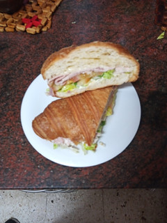 Una foto de Croissant con pata asada, lechuga, tomate y alioli