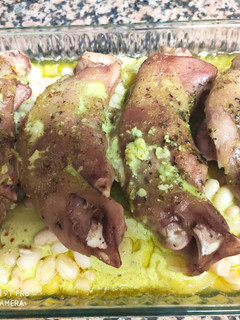 Una foto de Pies de cerdo con patatas y judías blancas
