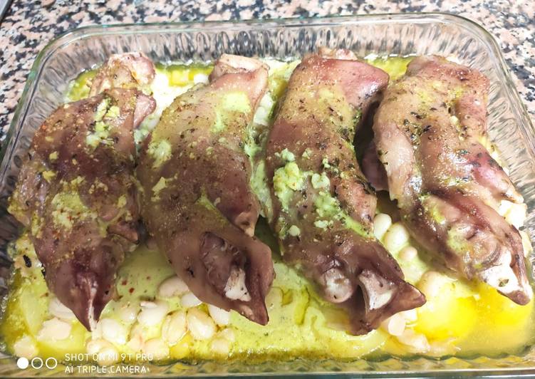 Pies de cerdo con patatas y judías blancas