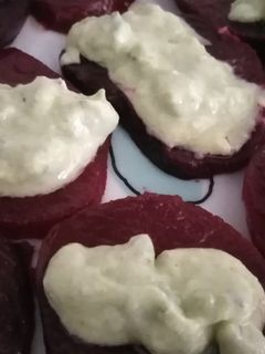 Una foto de Remolacha con crema de aguacate