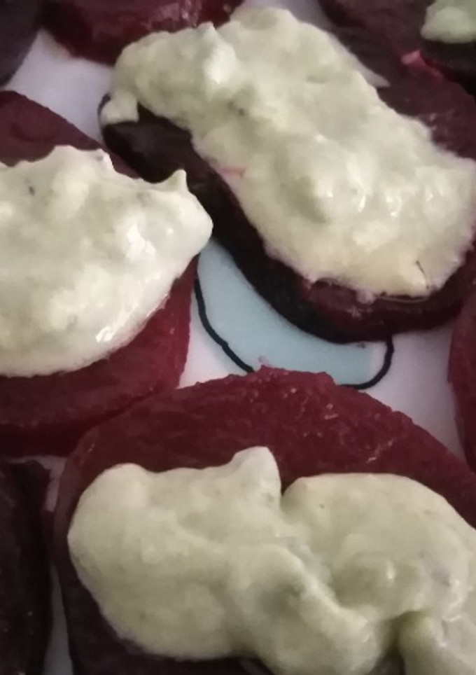 Una foto de Remolacha con crema de aguacate