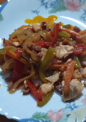 Una foto de Fritada picante de verduras con trucha y bacon
