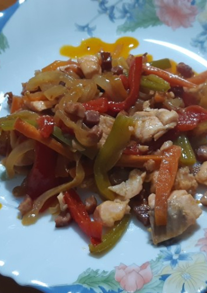 Una foto de Fritada picante de verduras con trucha y bacon