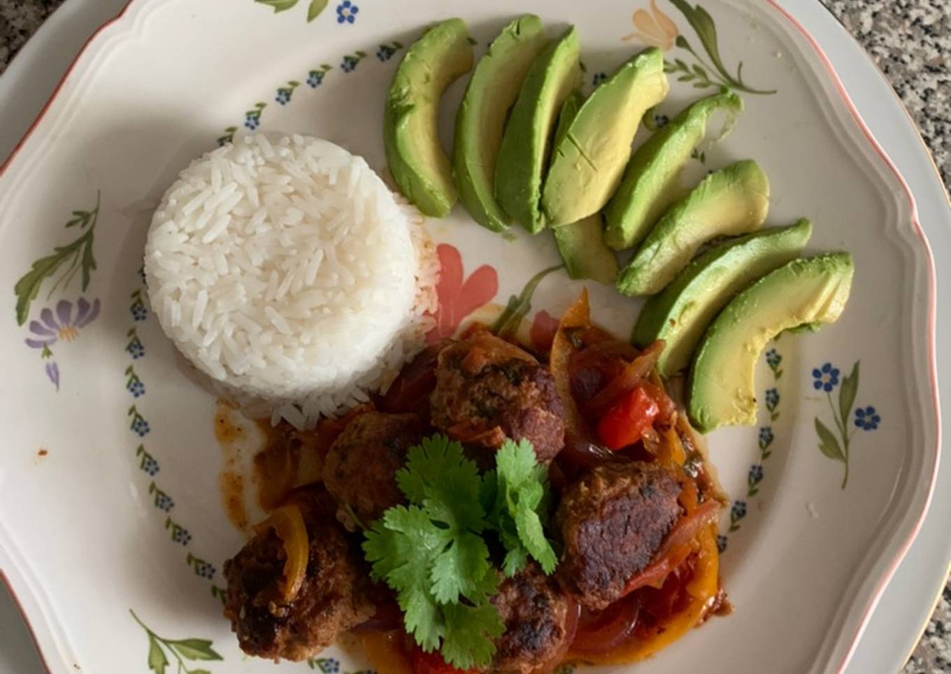 Albóndigas de carne de res y cerdo molidas en sofrito campesino