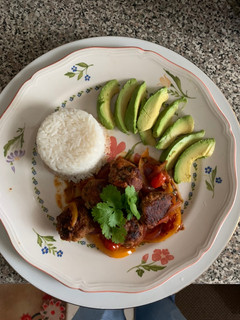 Una foto de Albóndigas de carne de res y cerdo molidas en sofrito campesino