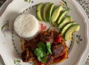 Una foto de Albóndigas de carne de res y cerdo molidas en sofrito campesino