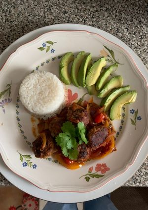 Una foto de Albóndigas de carne de res y cerdo molidas en sofrito campesino
