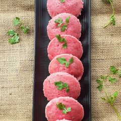 A picture of Beetroot Idli.