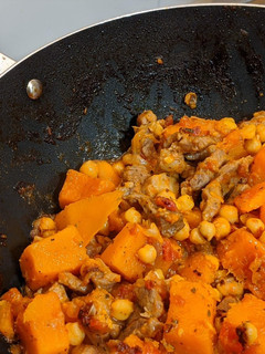 Una foto de Wok de cabeza de lomo con calabaza y garbanzos
