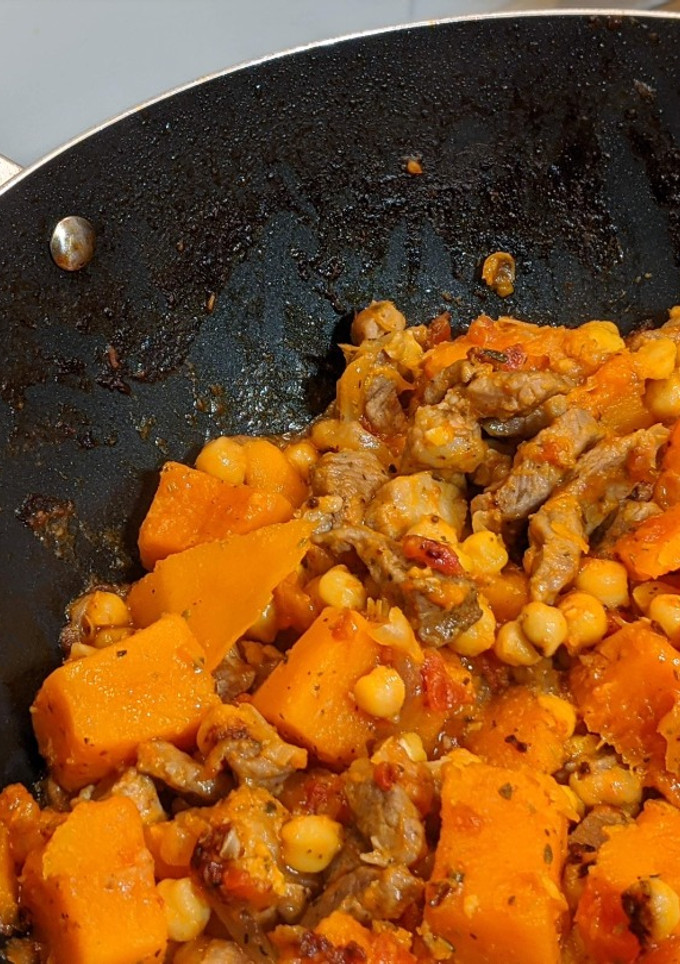 Una foto de Wok de cabeza de lomo con calabaza y garbanzos