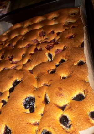 Gyümölcsös olajos piskóta😇🍓🍒🍌 recept fotója