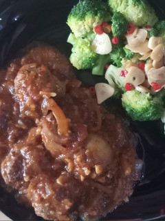 Foto resep Bola daging saus bolognese dan tumis brokoli bawang putih (diet)