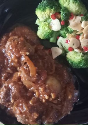 Foto resep Bola daging saus bolognese dan tumis brokoli bawang putih (diet)