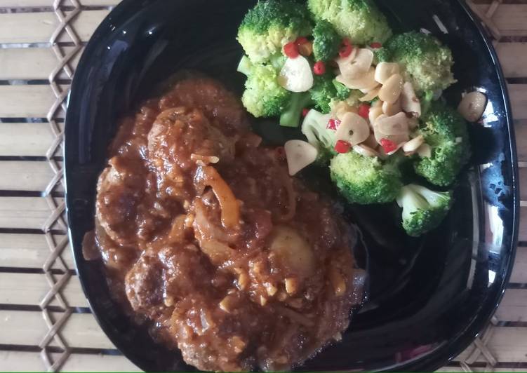 Bola daging saus bolognese dan tumis brokoli bawang putih (diet)