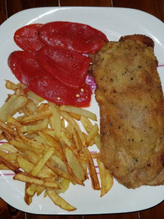 Una foto de Cachopo con patatas