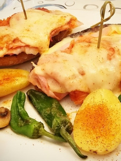 Una foto de Pincho con lacón y queso fundido arzúa ulloa