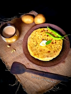 આલુ પરાઠા (Aloo paratha recipe in Gujarati) રેસીપી મુખ્ય ફોટો