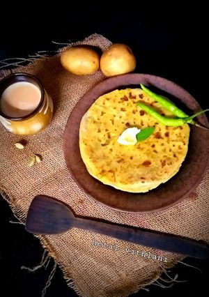 આલુ પરાઠા (Aloo paratha recipe in Gujarati) રેસીપી મુખ્ય ફોટો