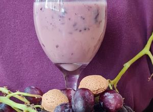 Una foto de Licuado de uva negra con bebida de almendras 🌱 rico en Resveratrol 🍇