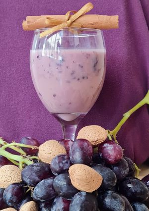 Una foto de Licuado de uva negra con bebida de almendras 🌱 rico en Resveratrol 🍇