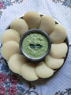 રવા ઈડલી (Rava Idli Recipe In Gujarati) રેસીપી મુખ્ય ફોટો