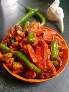 हरी मिर्च, गाजर का अचार(hari mirch gajar ka achar recipe in hindi) रेसिपी मुख्य फोटो