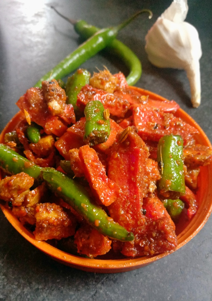 हरी मिर्च, गाजर का अचार(hari mirch gajar ka achar recipe in hindi) रेसिपी मुख्य फोटो